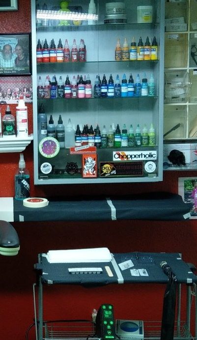 Tattoo Farben und Arbeitsmaterialien im Studio