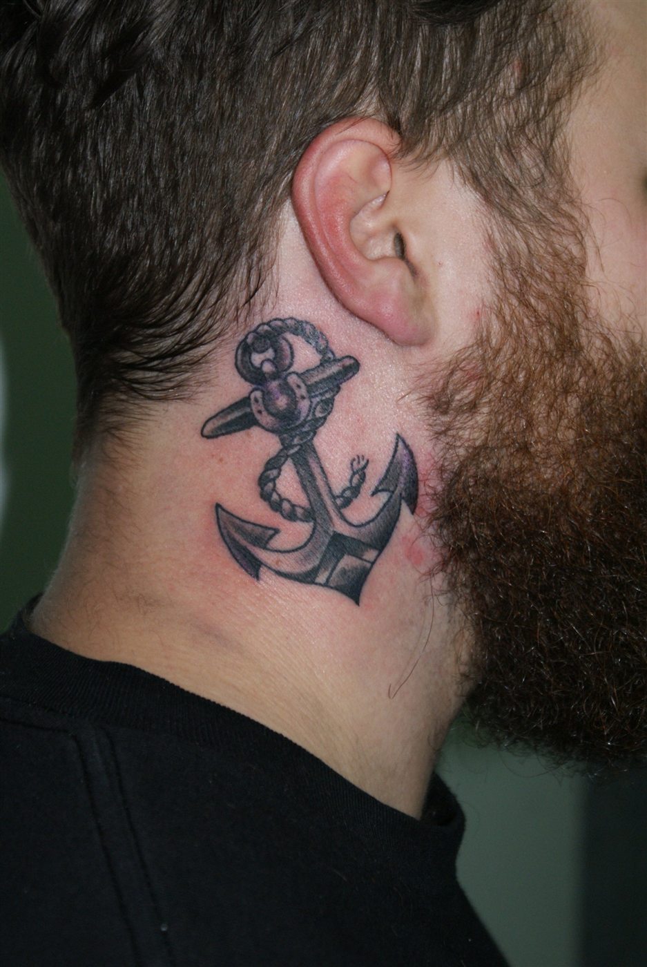 Anker Tattoo am Hals
