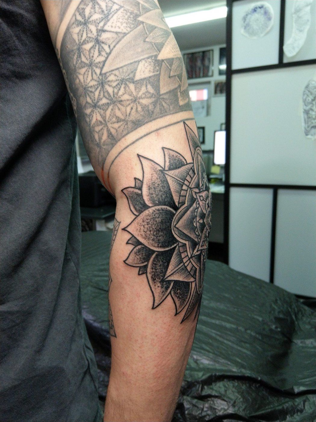 Geometrisches Tattoo an der Wade
