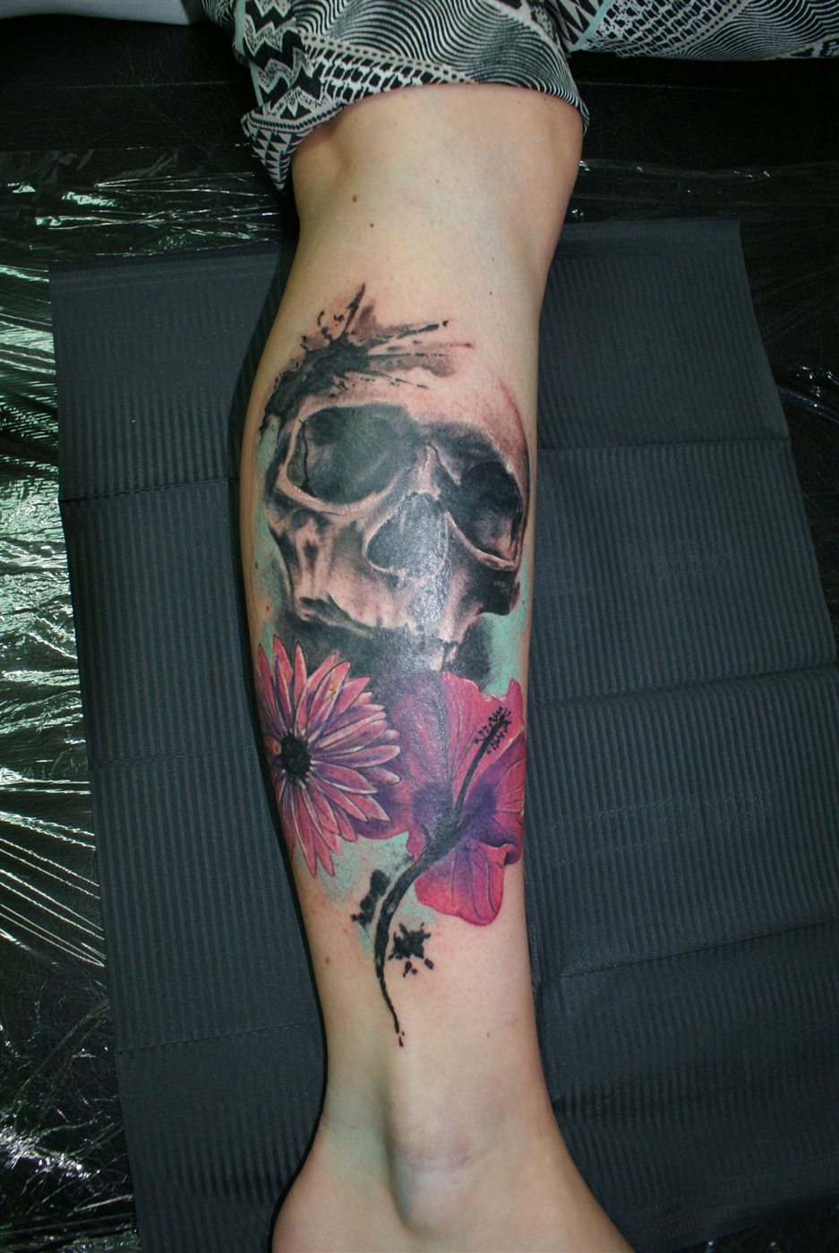 Skull Tattoo mit Rose und Farbe