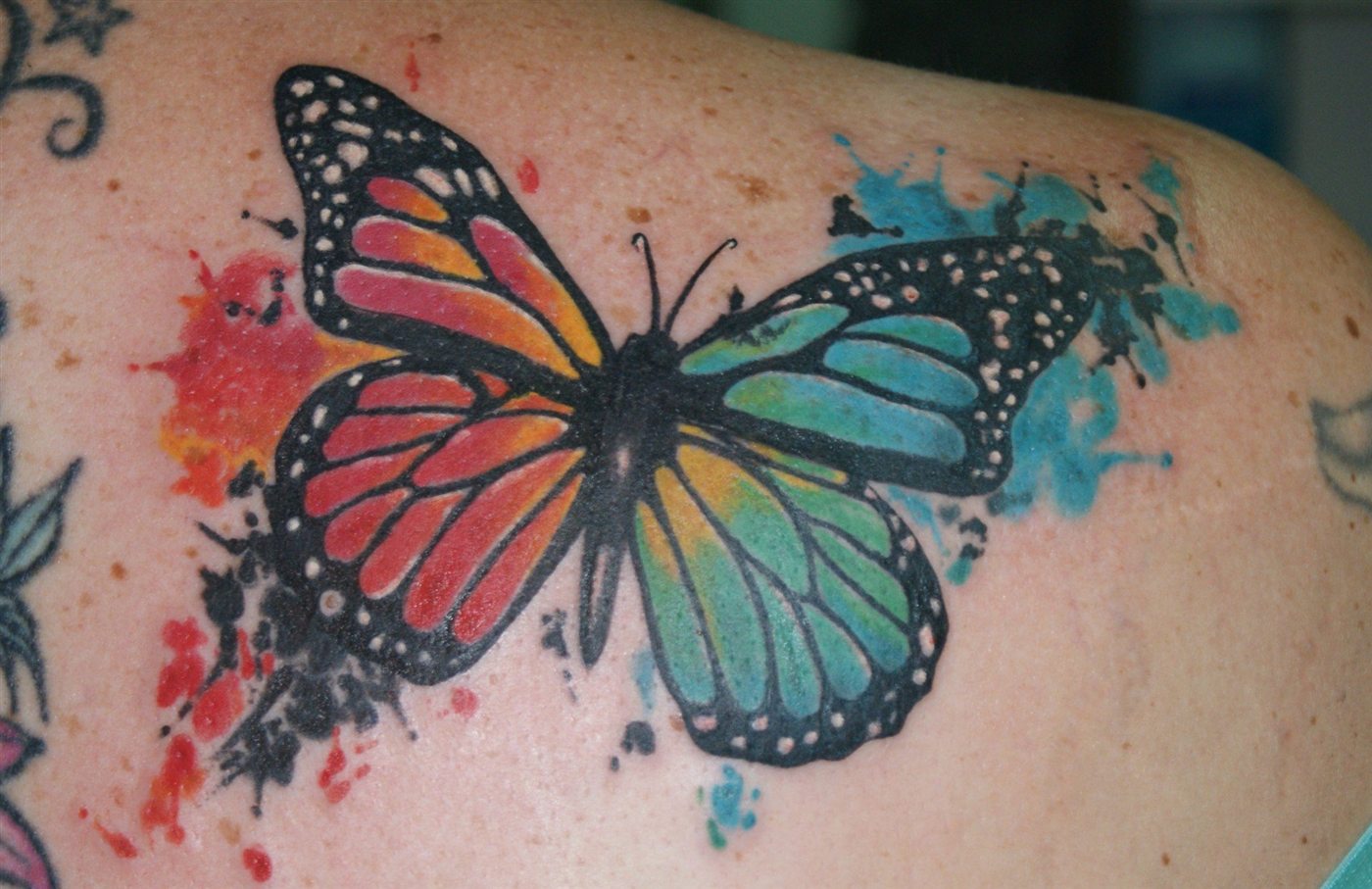 Farbiges Watercolor Schmetterling Tattoo