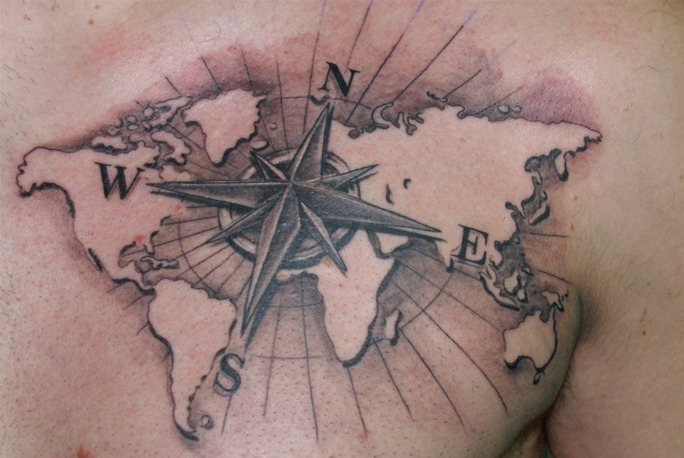 Weltkarten Tattoo mit Kompass aus Frankfurt